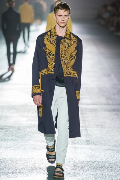 Look 16